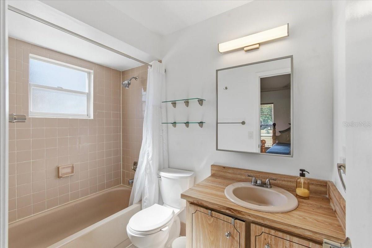 Image 22 of 37 For 8 Berkshire Lane