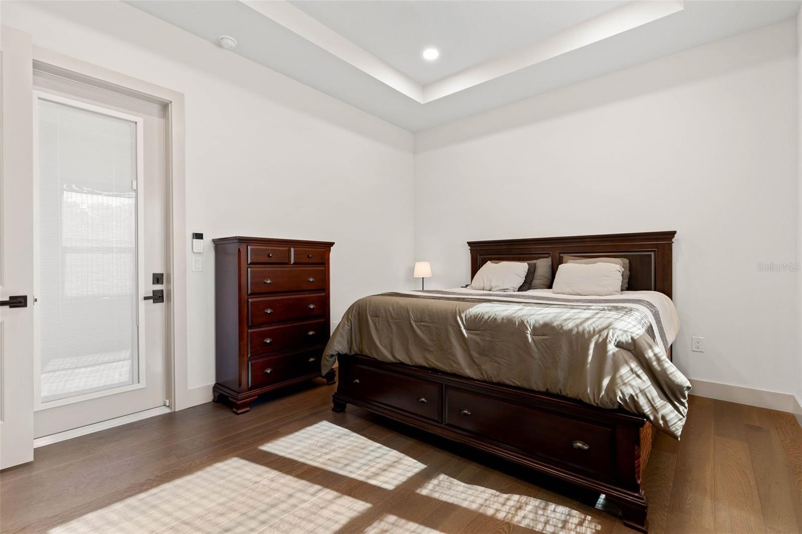 Image 24 of 75 For 2643 Lakeshore Drive