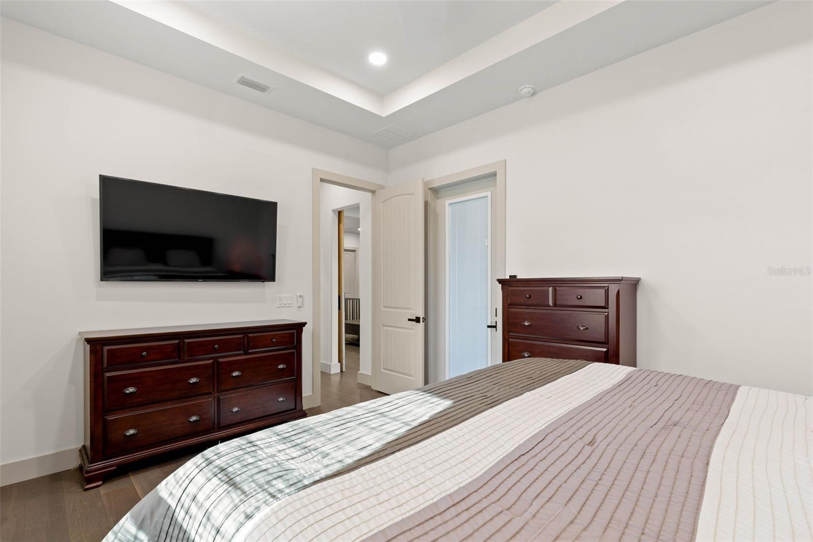 Image 25 of 75 For 2643 Lakeshore Drive