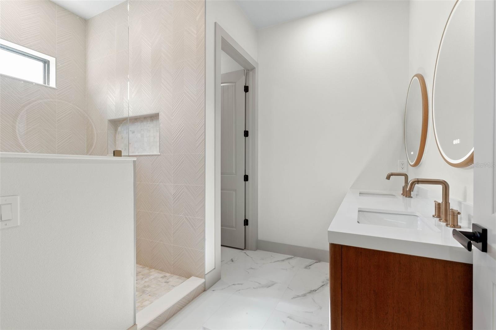 Image 26 of 75 For 2643 Lakeshore Drive