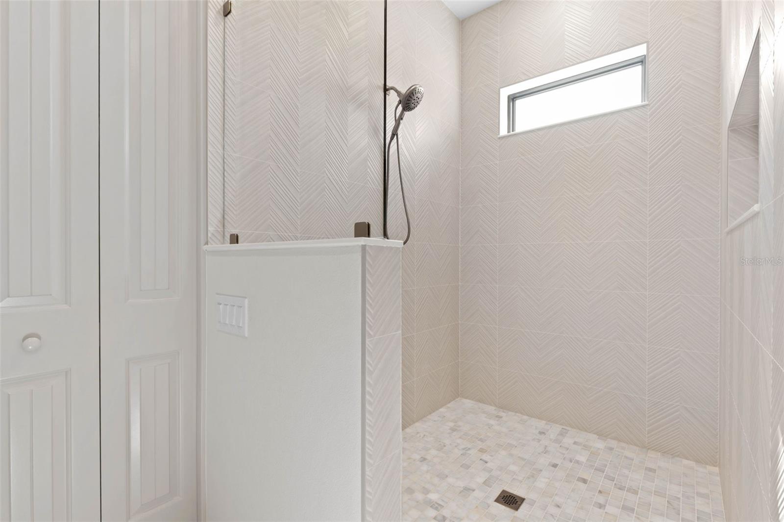 Image 27 of 75 For 2643 Lakeshore Drive