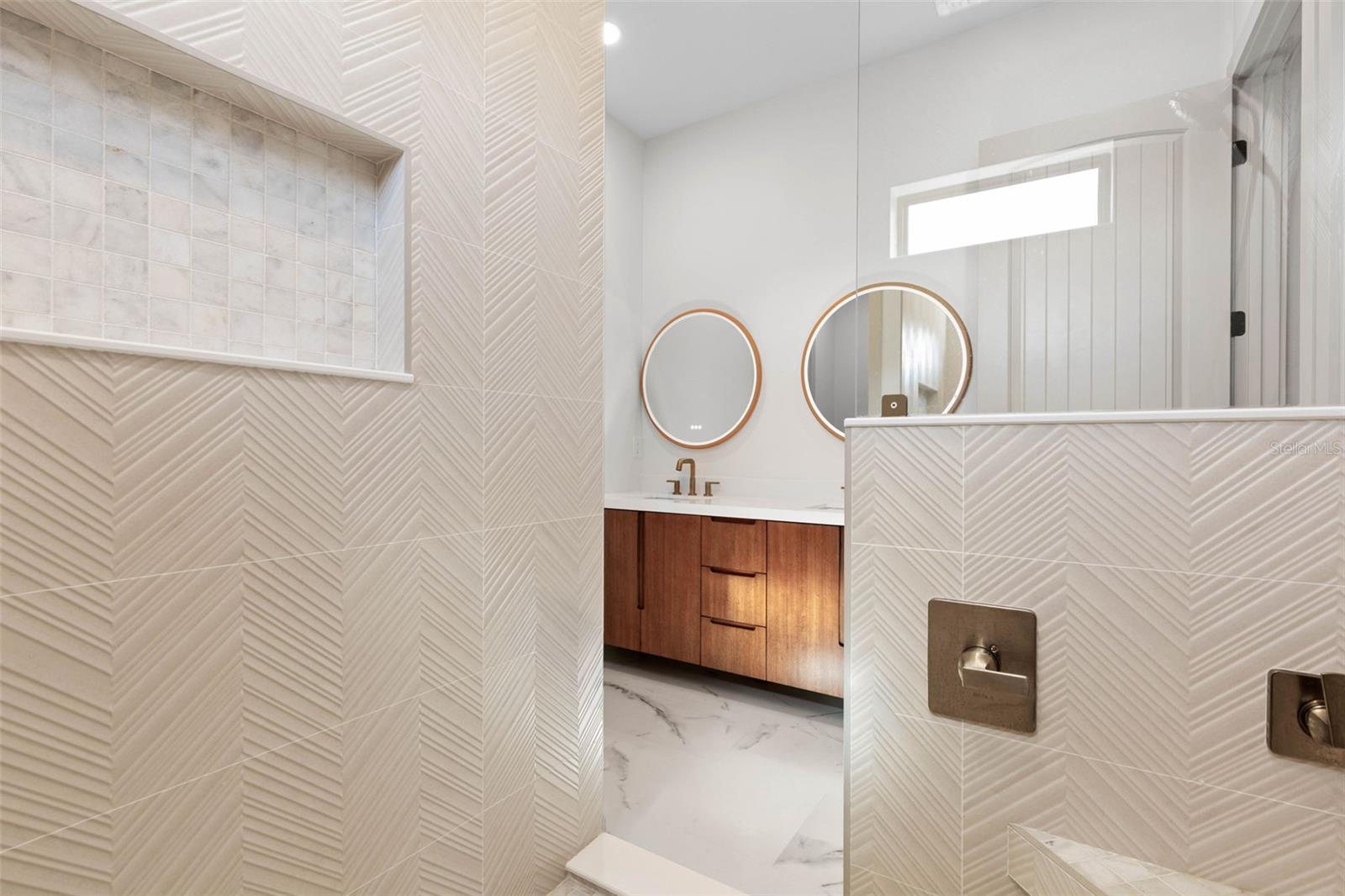 Image 28 of 75 For 2643 Lakeshore Drive