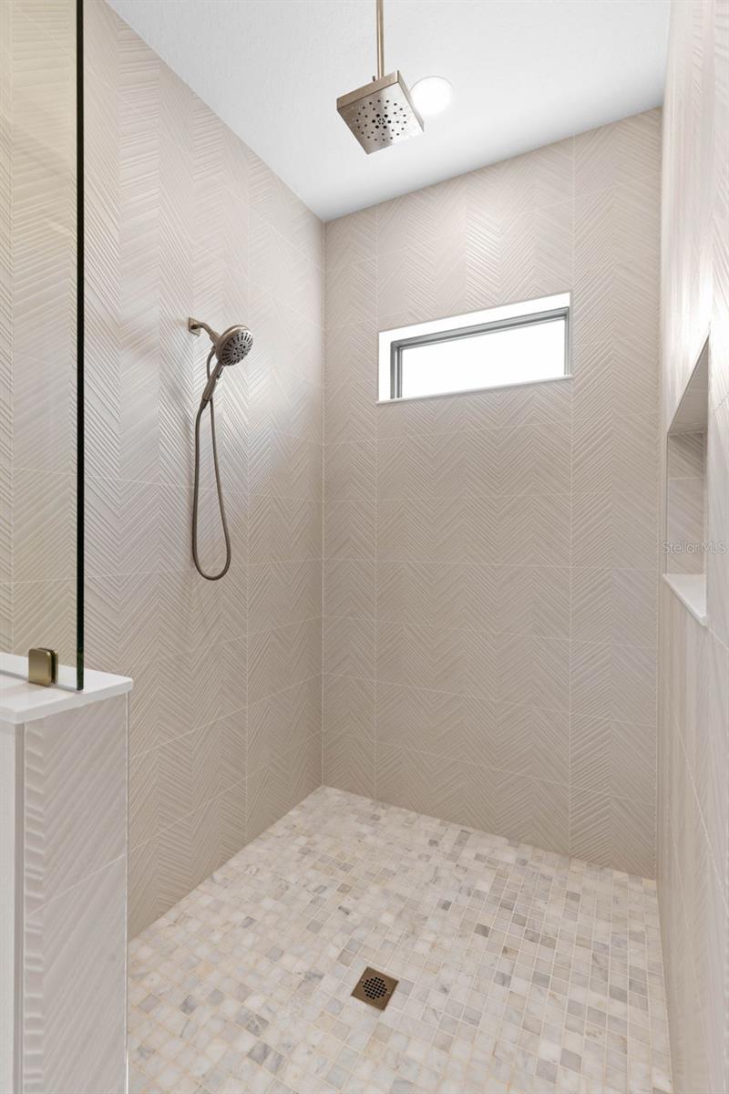 Image 29 of 75 For 2643 Lakeshore Drive