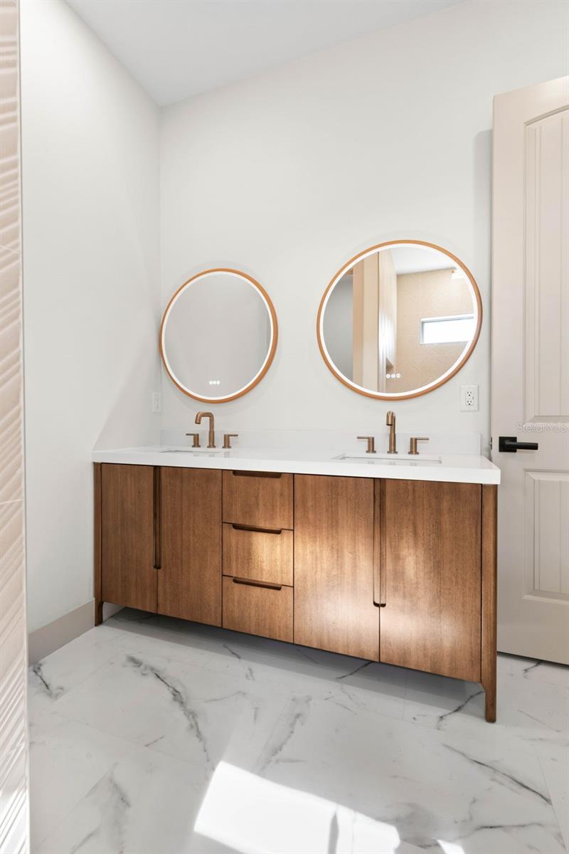 Image 30 of 75 For 2643 Lakeshore Drive