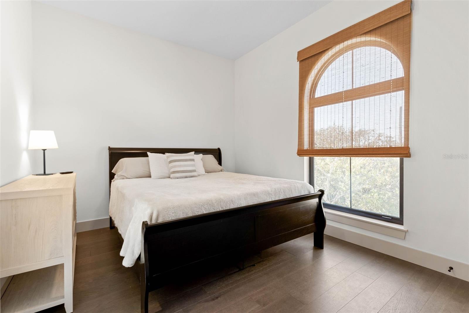 Image 32 of 75 For 2643 Lakeshore Drive