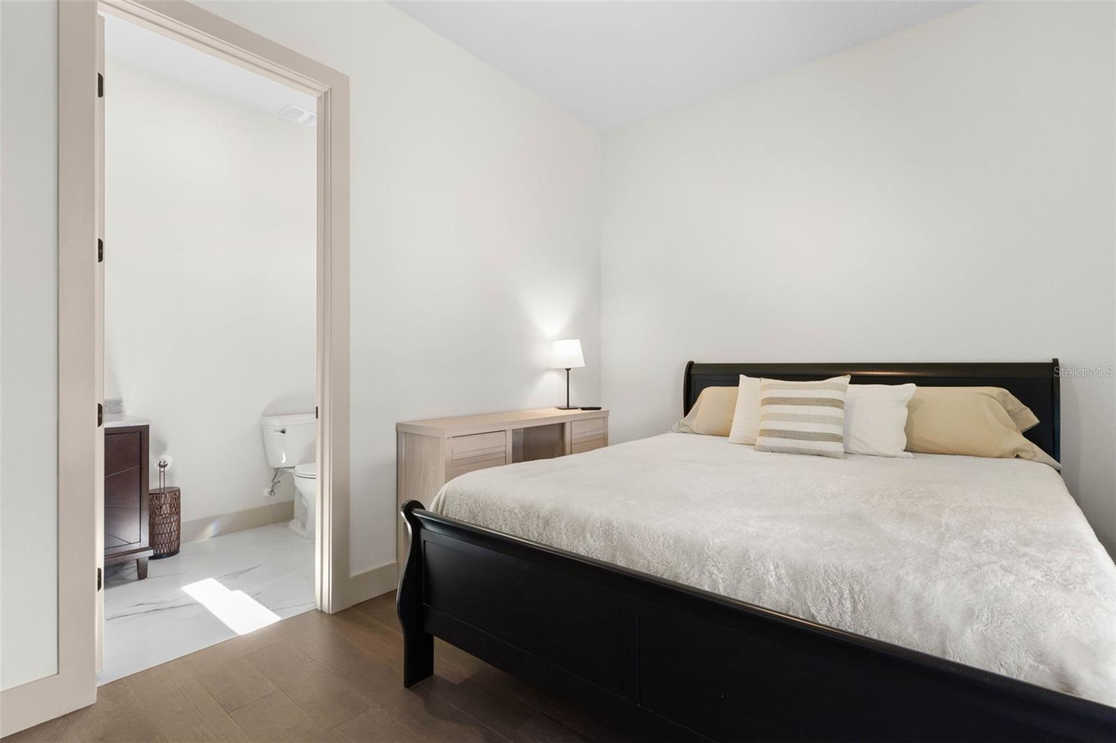 Image 33 of 75 For 2643 Lakeshore Drive