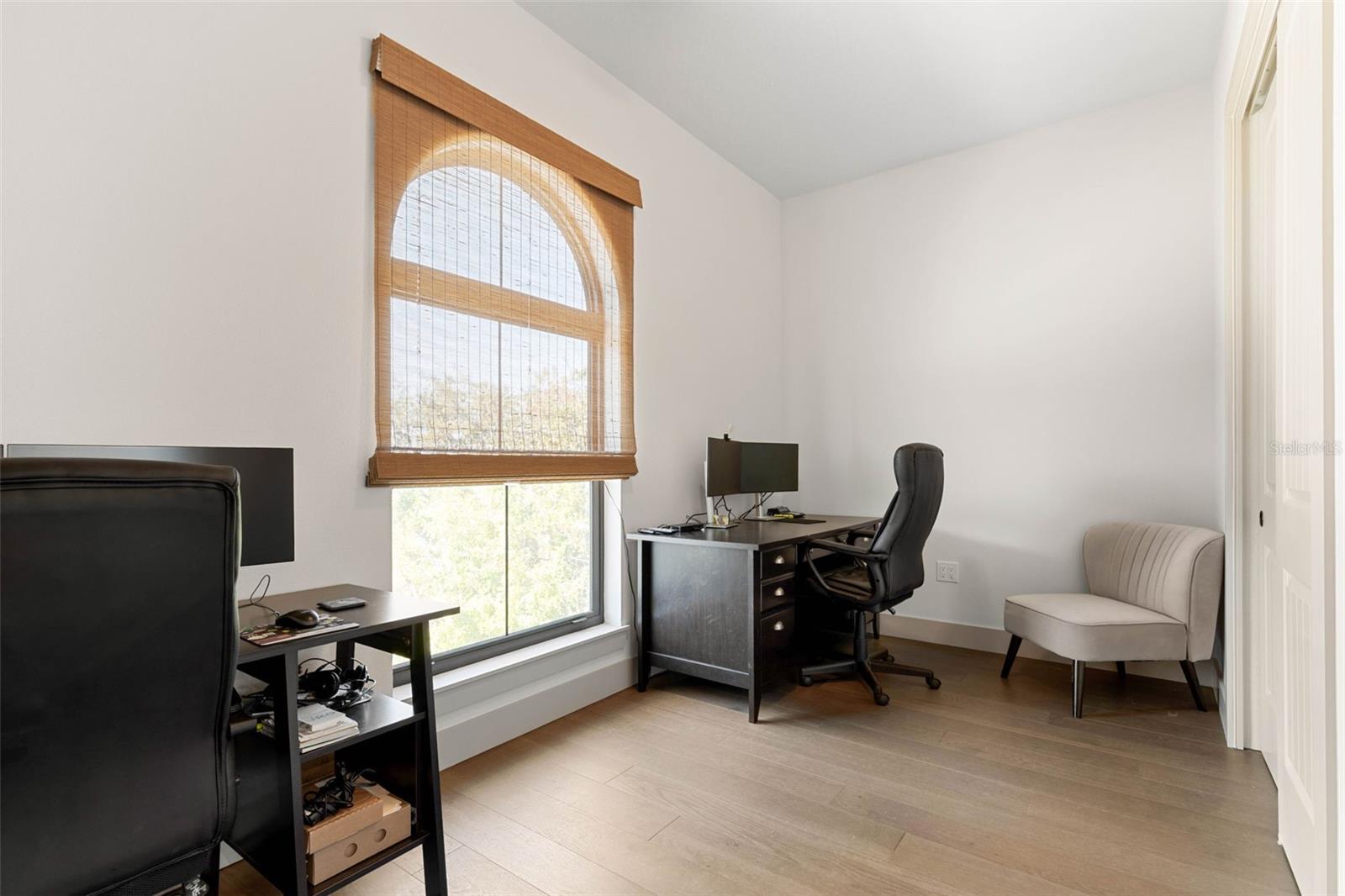 Image 36 of 75 For 2643 Lakeshore Drive