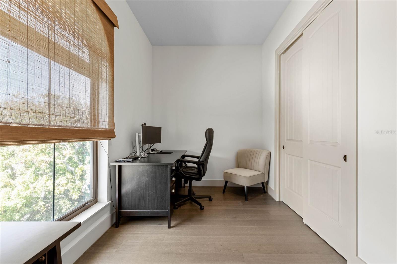 Image 37 of 75 For 2643 Lakeshore Drive