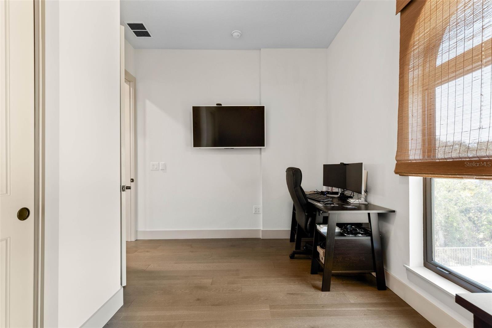 Image 38 of 75 For 2643 Lakeshore Drive