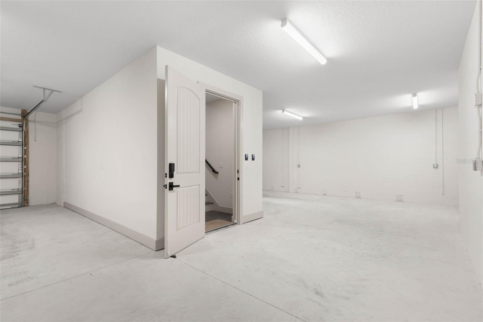 Image 41 of 75 For 2643 Lakeshore Drive