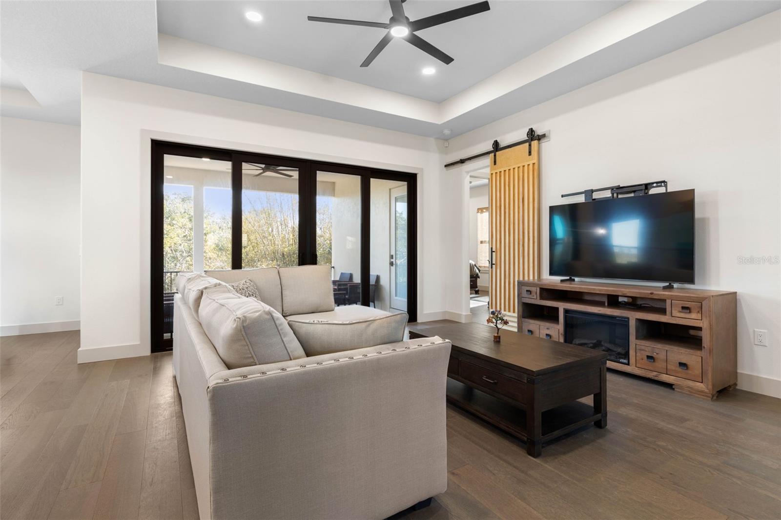 Image 9 of 75 For 2643 Lakeshore Drive