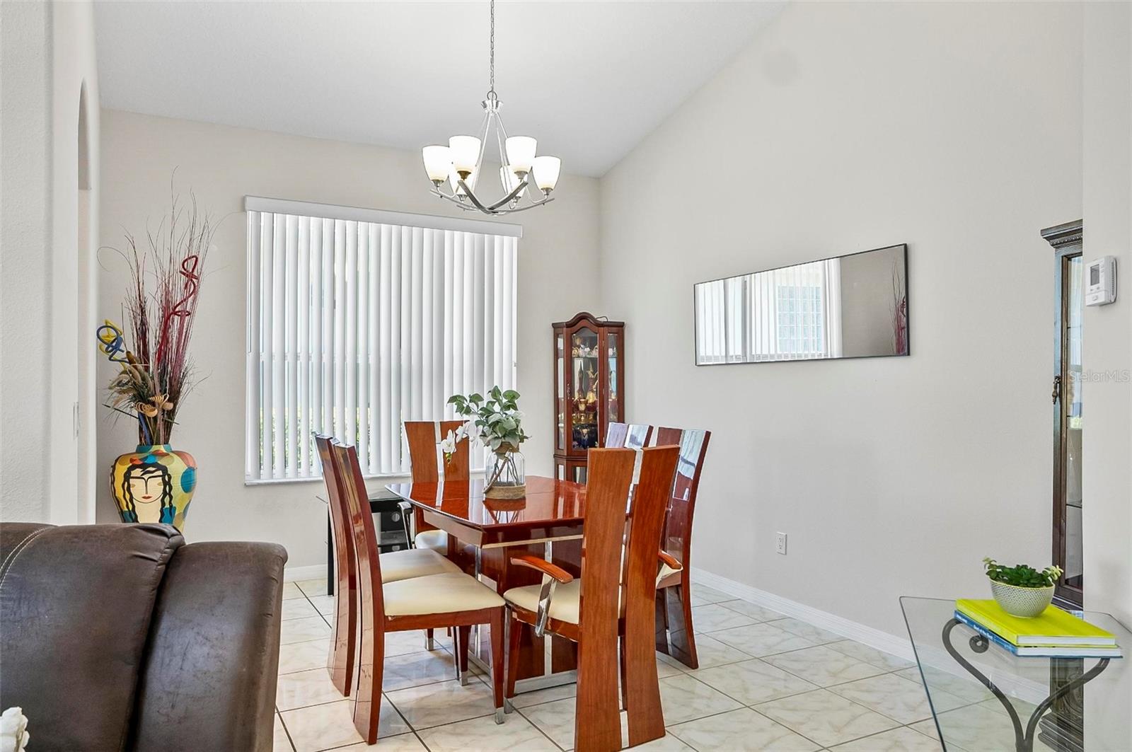 Image 11 of 52 For 19 Raintree Circle