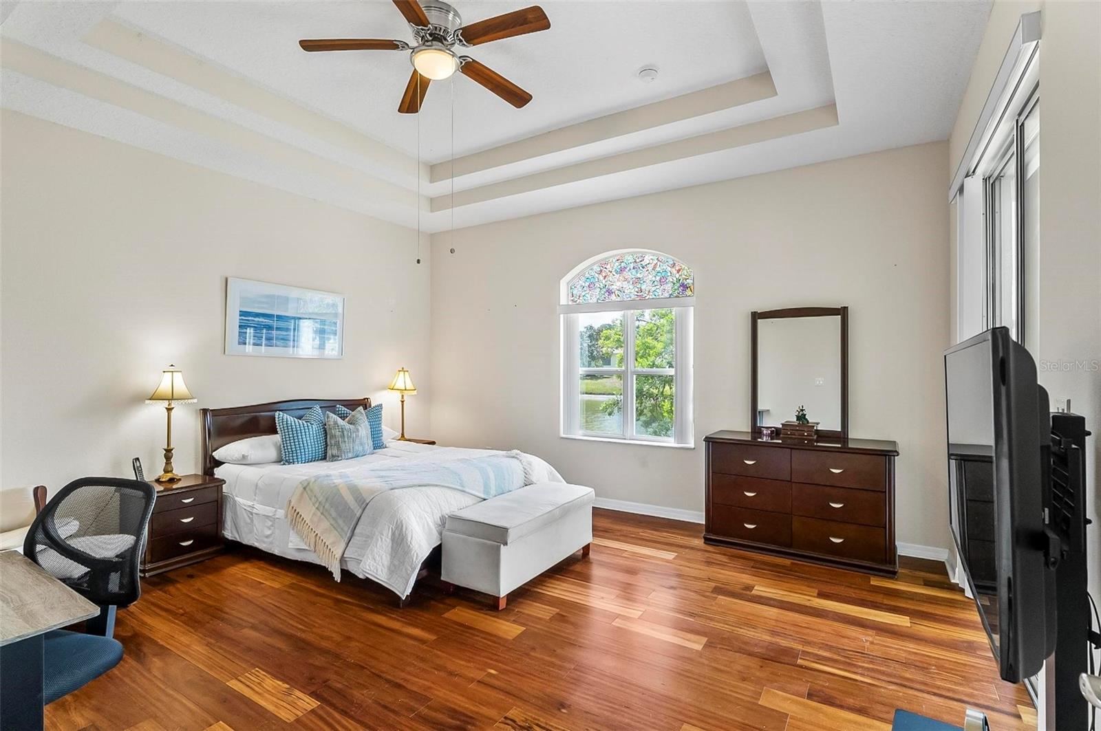 Image 22 of 52 For 19 Raintree Circle