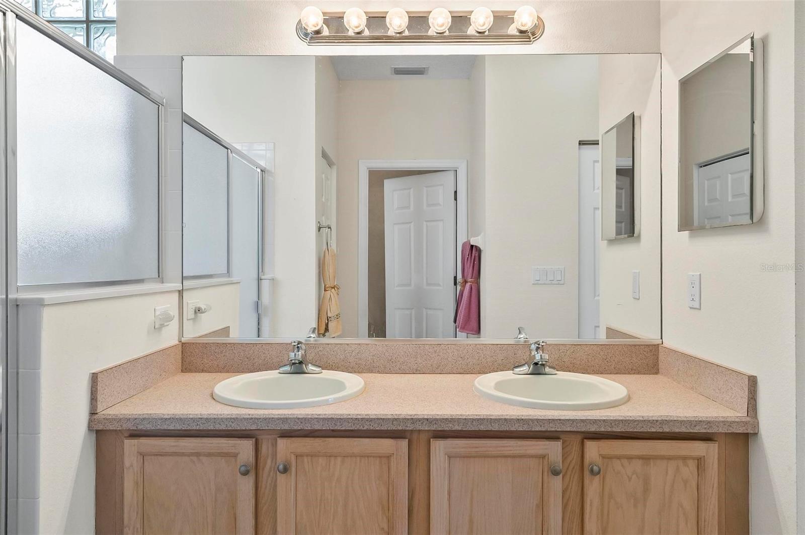 Image 26 of 52 For 19 Raintree Circle