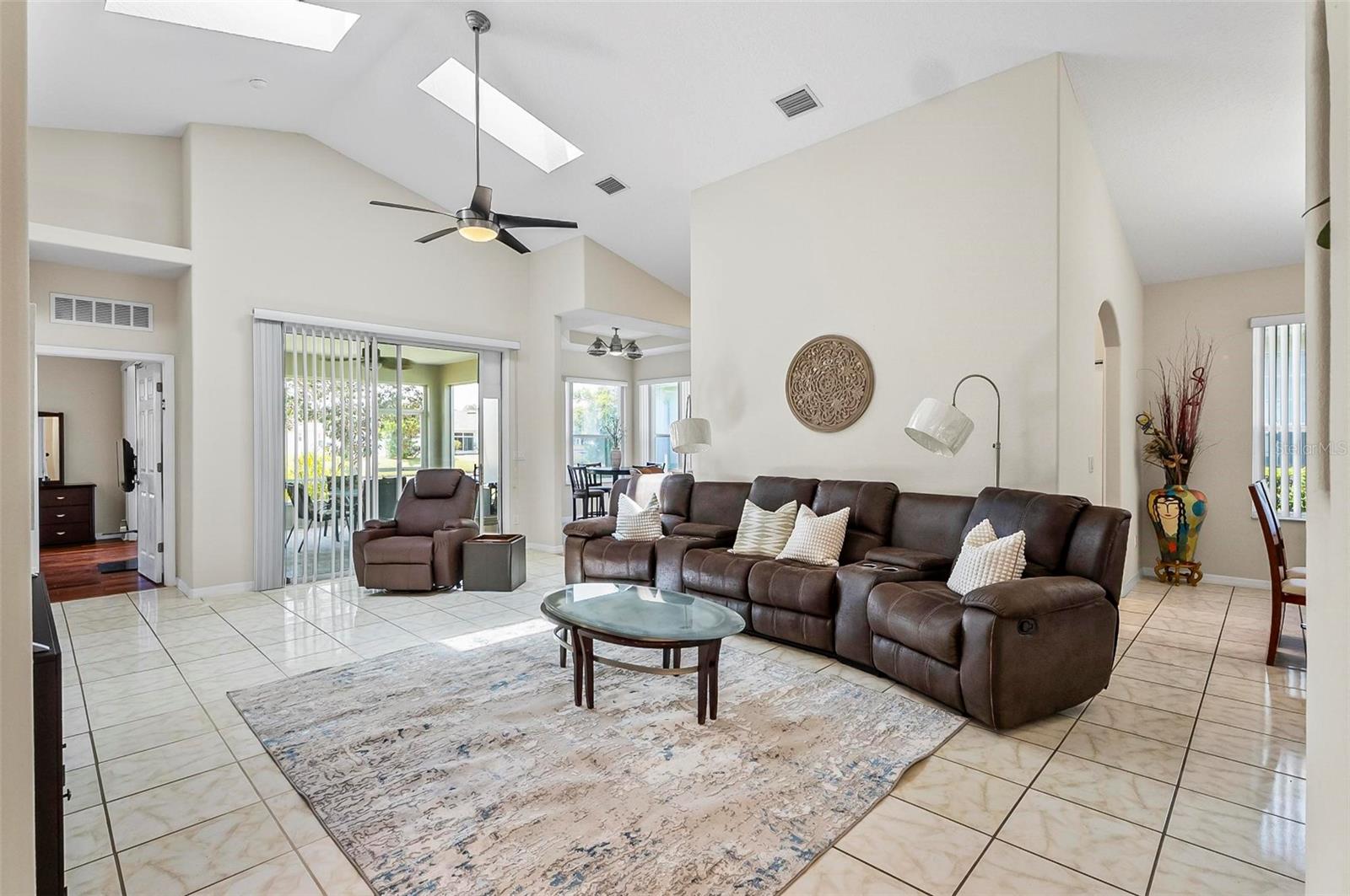 Image 4 of 52 For 19 Raintree Circle