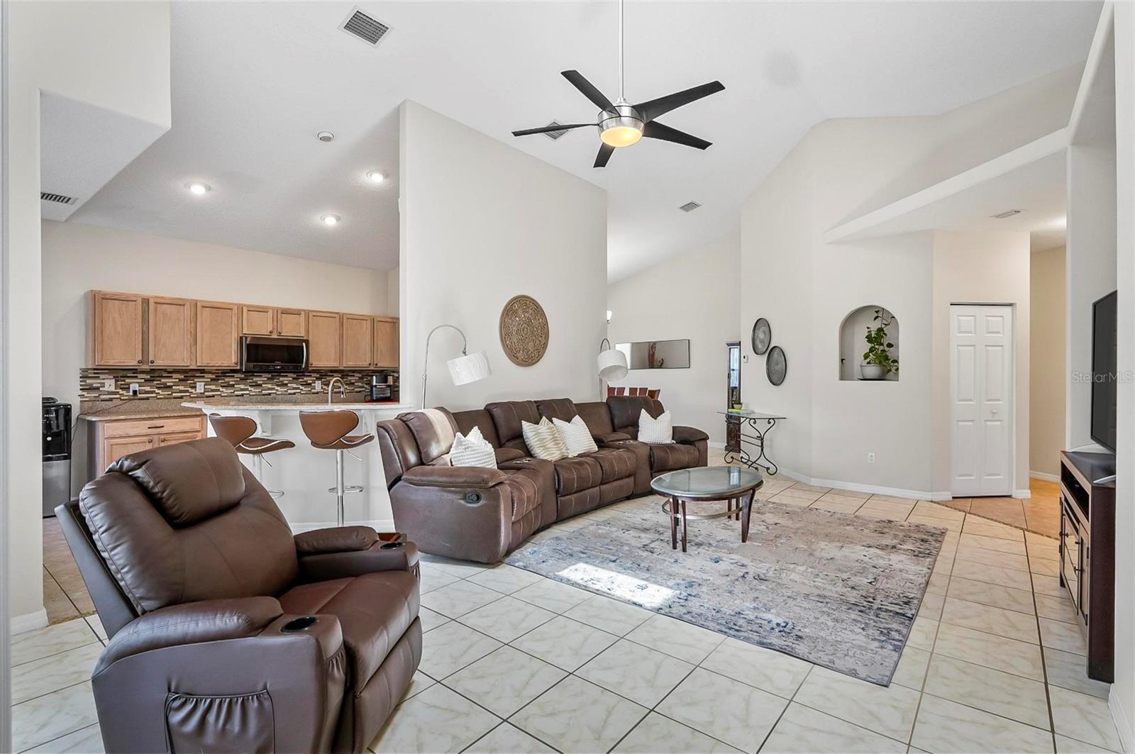 Image 5 of 52 For 19 Raintree Circle