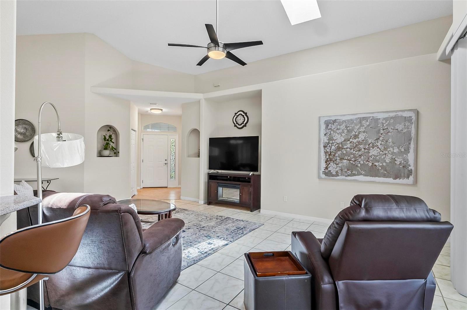 Image 6 of 52 For 19 Raintree Circle