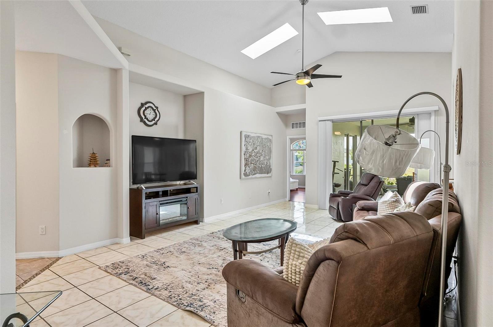 Image 7 of 52 For 19 Raintree Circle