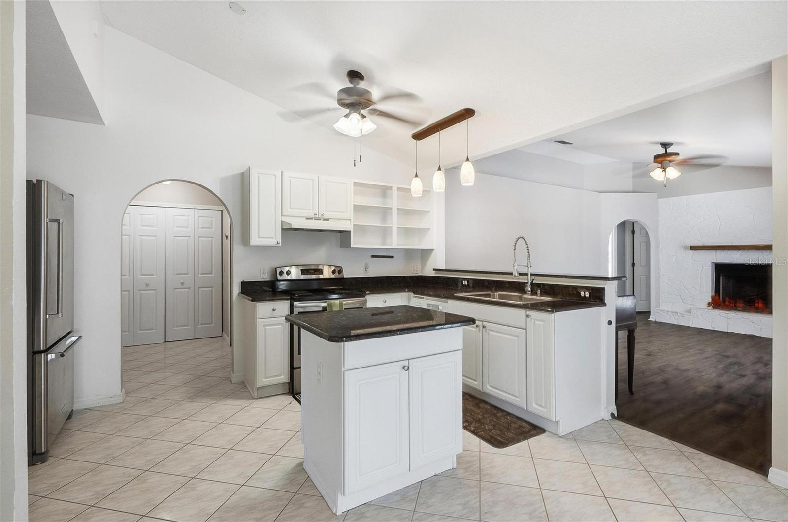 Image 5 of 57 For 610 Summit Avenue