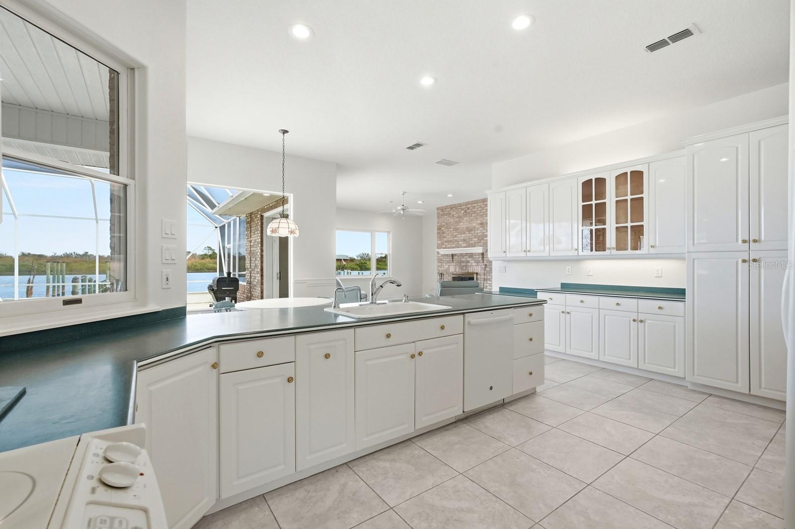 Image 19 of 56 For 407 Palm Drive