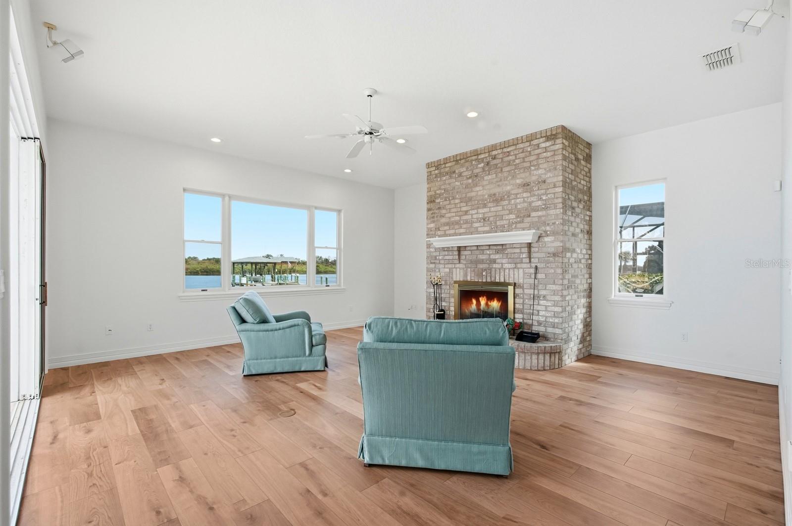 Image 22 of 56 For 407 Palm Drive