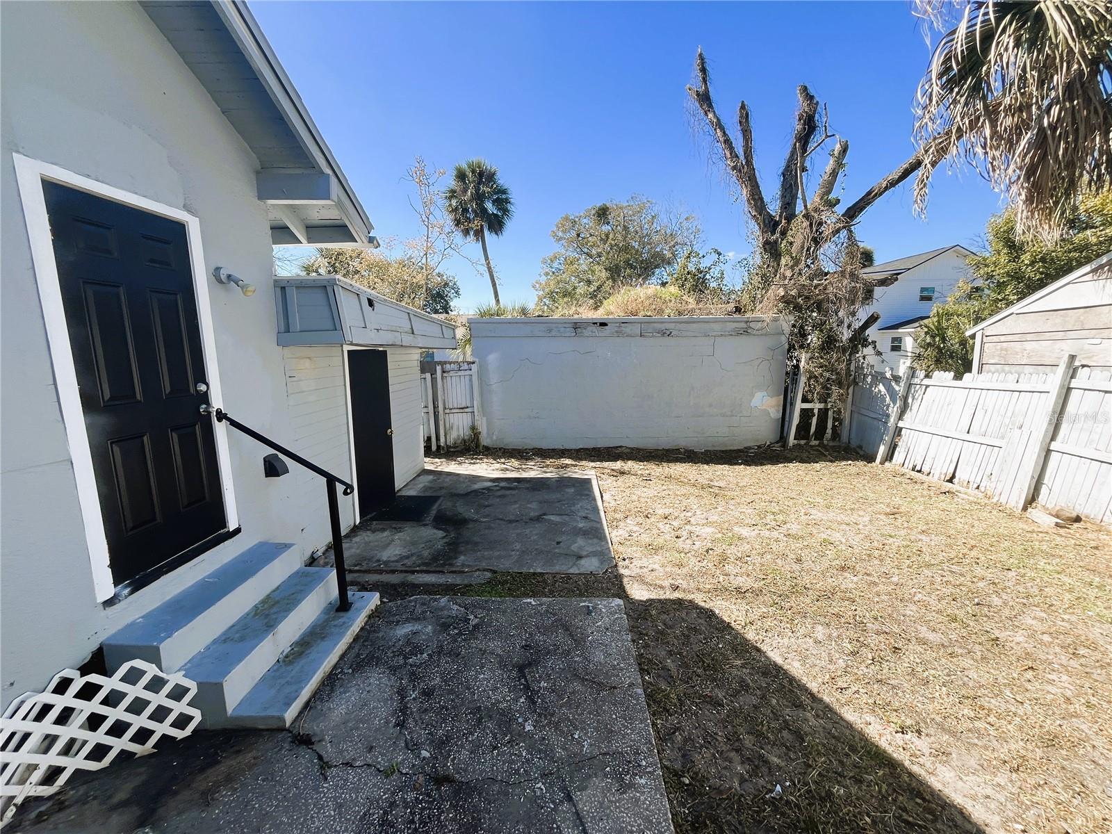 Image 12 of 39 For 318 Hobart Avenue