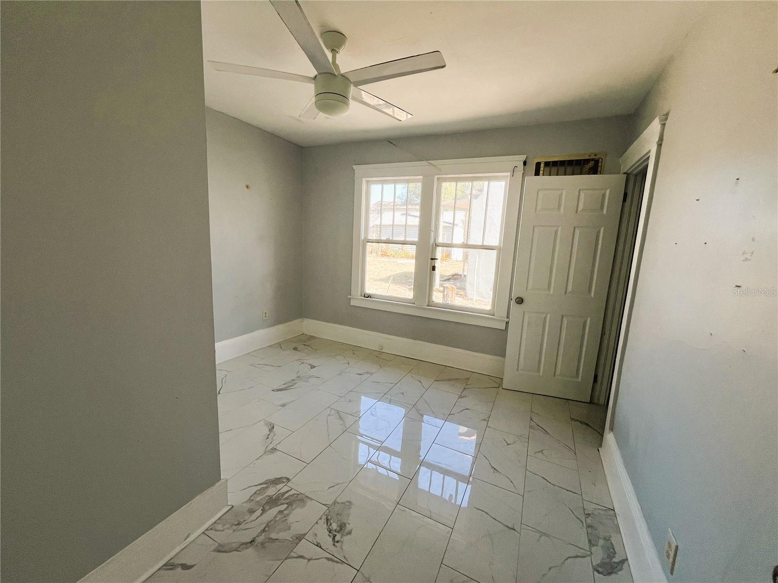 Image 17 of 39 For 318 Hobart Avenue