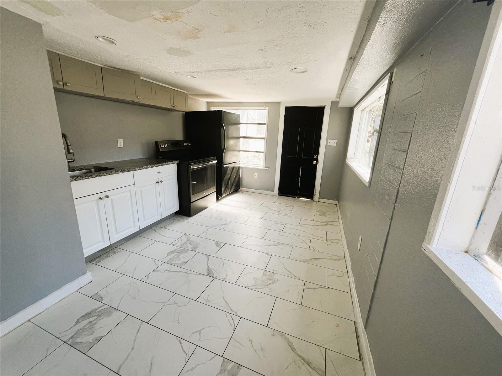 Image 28 of 39 For 318 Hobart Avenue