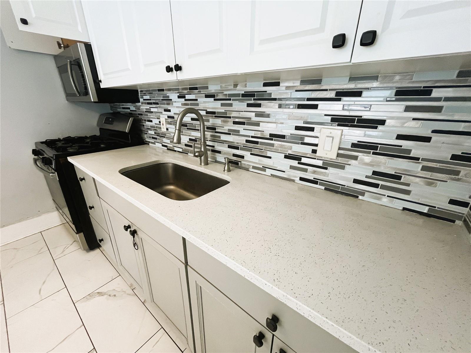 Image 29 of 39 For 318 Hobart Avenue