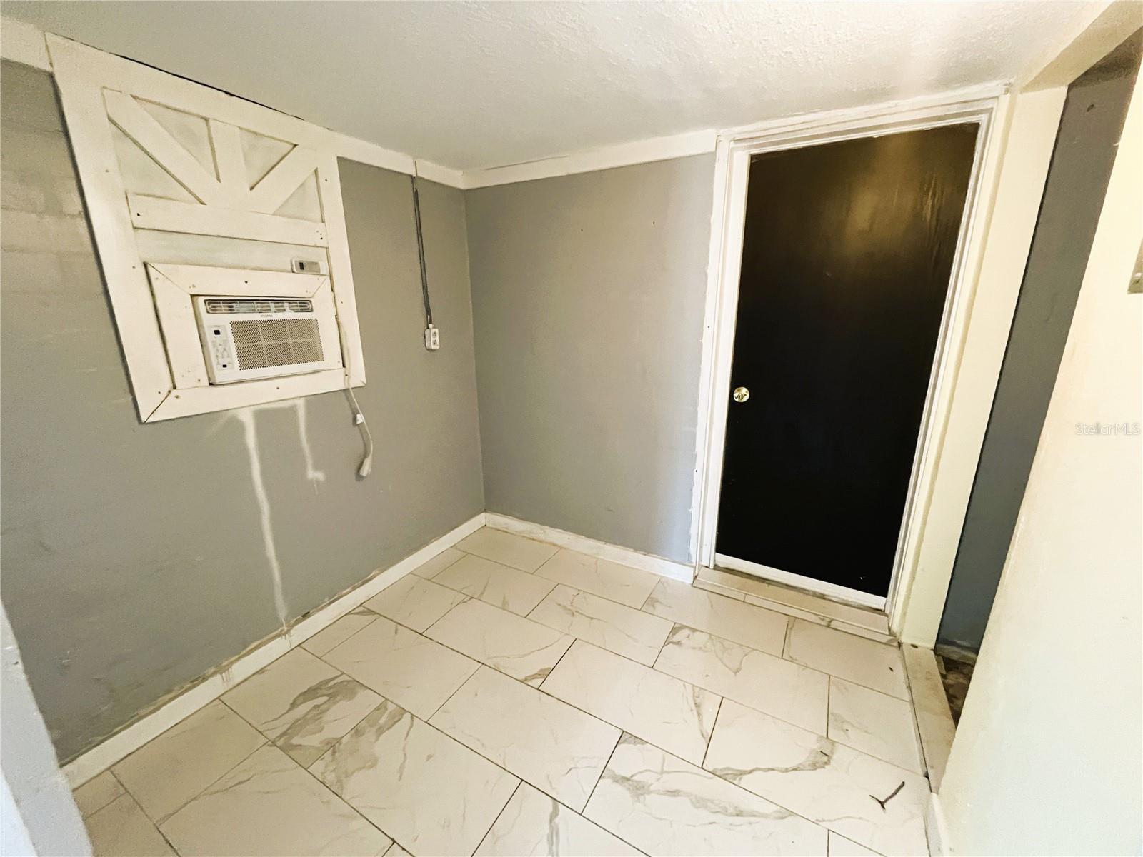 Image 4 of 39 For 318 Hobart Avenue