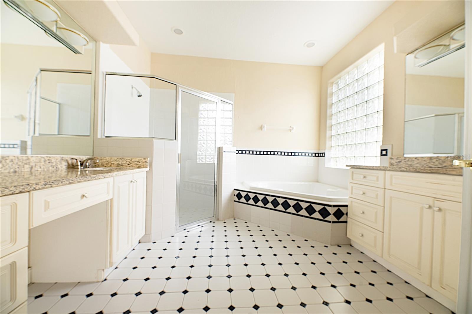 Image 19 of 72 For 8022 Canyon Lake Circle