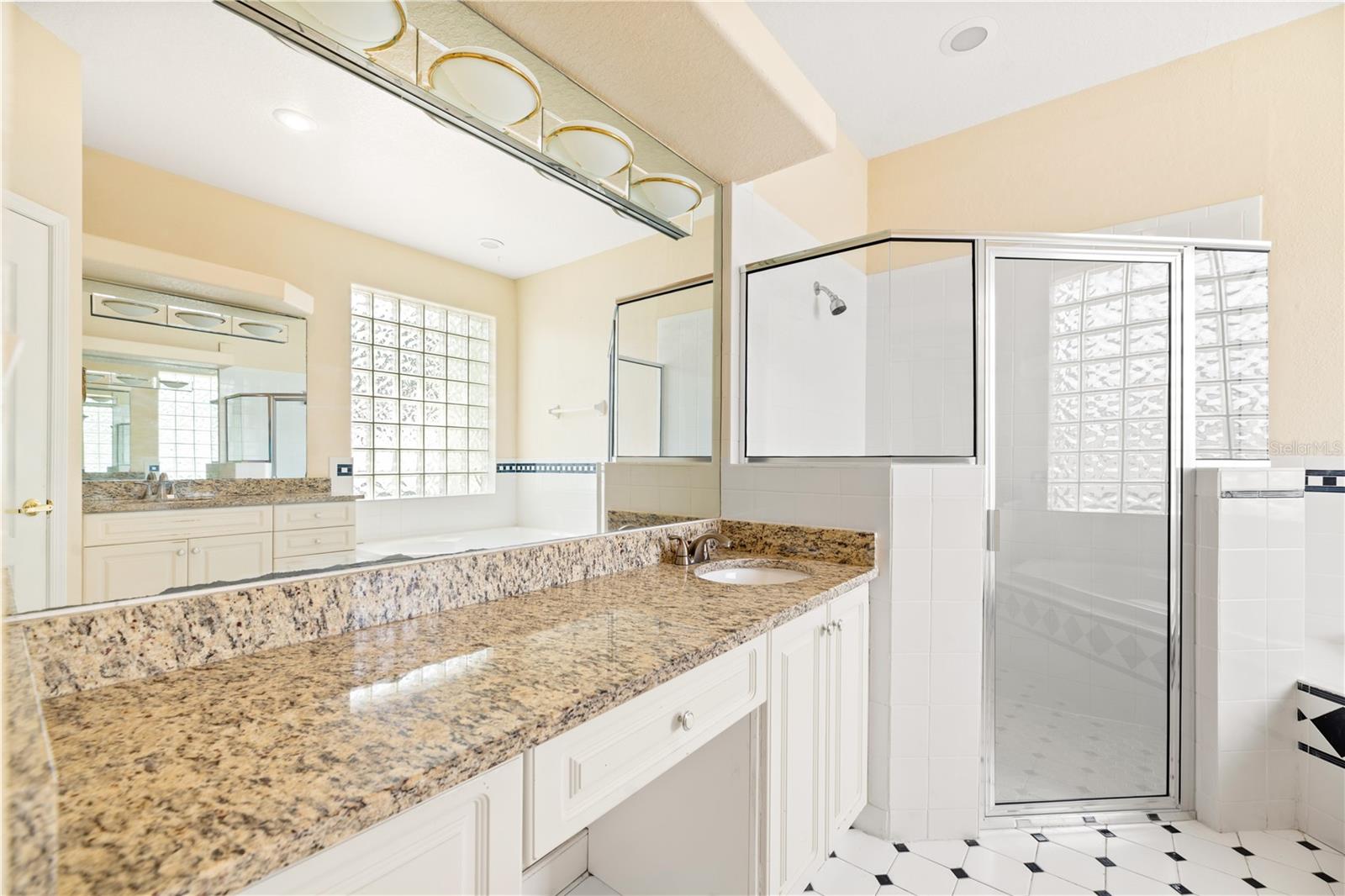 Image 20 of 72 For 8022 Canyon Lake Circle