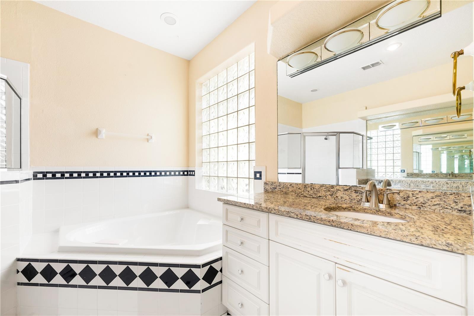 Image 21 of 72 For 8022 Canyon Lake Circle