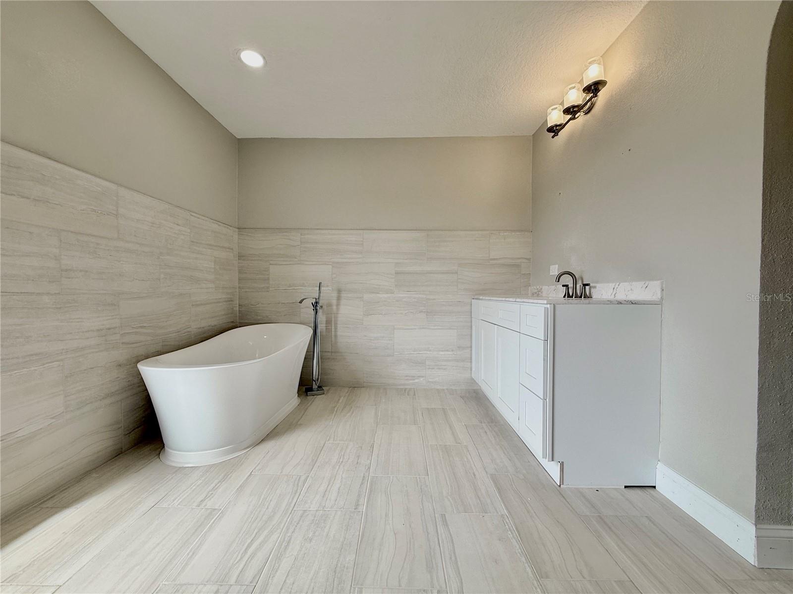 Image 34 of 44 For 34 Lloleeta Path