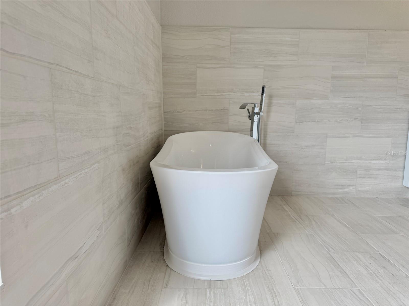 Image 35 of 44 For 34 Lloleeta Path