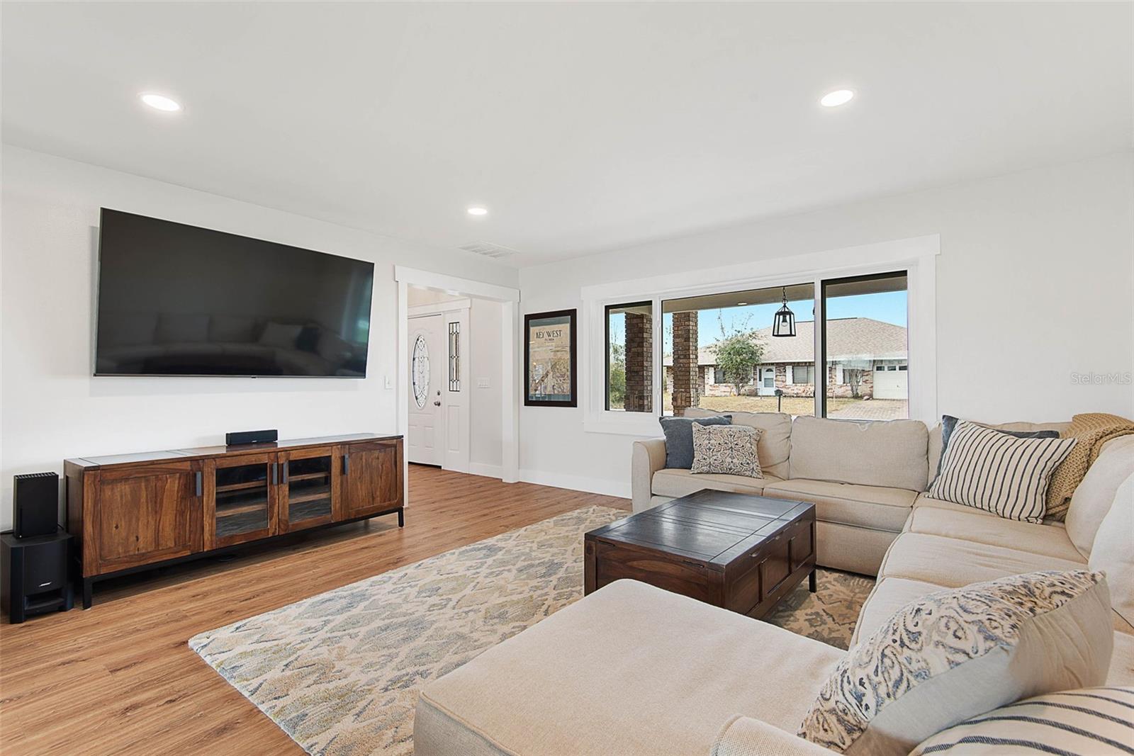 Image 7 of 100 For 15 Colony Court