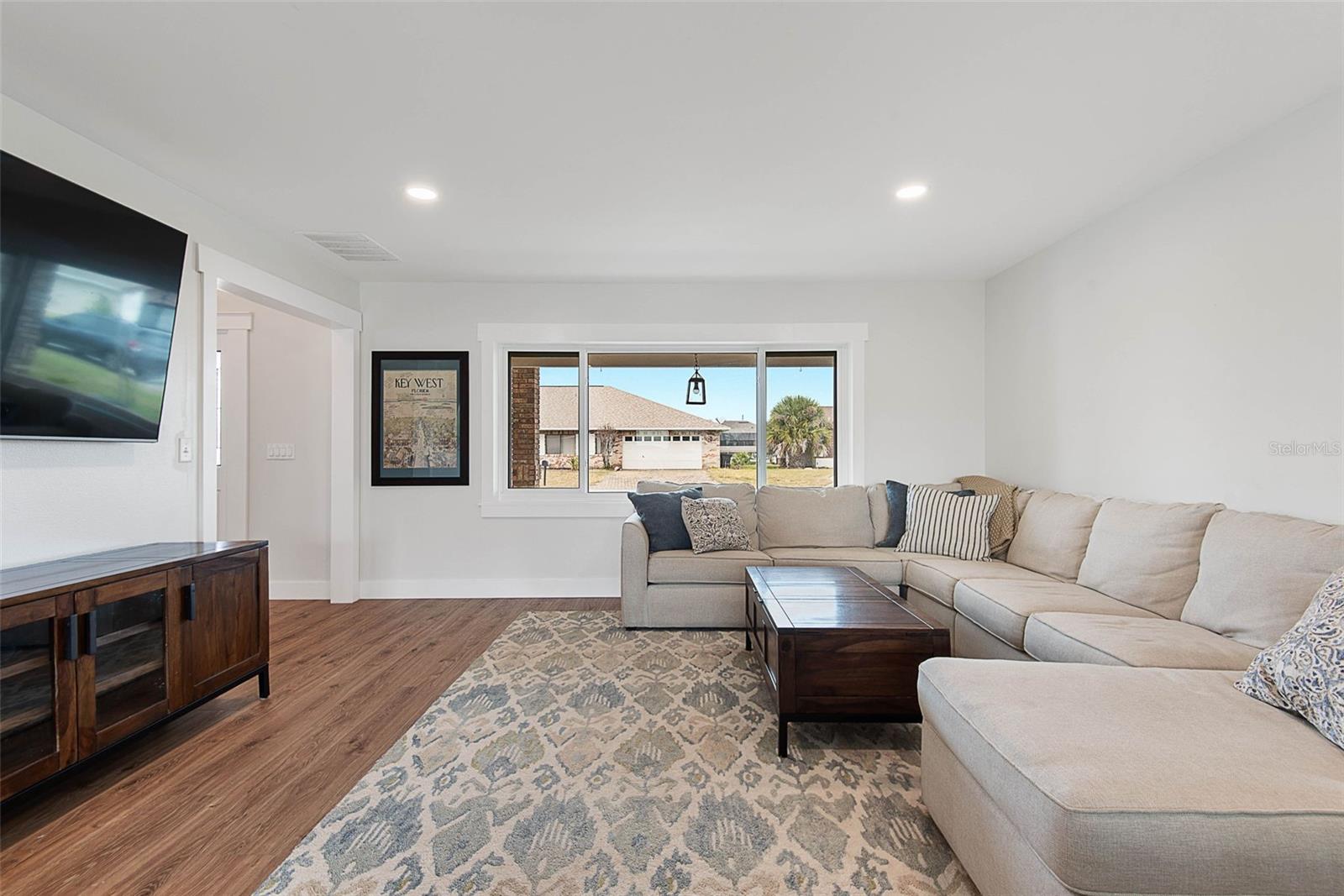 Image 8 of 100 For 15 Colony Court