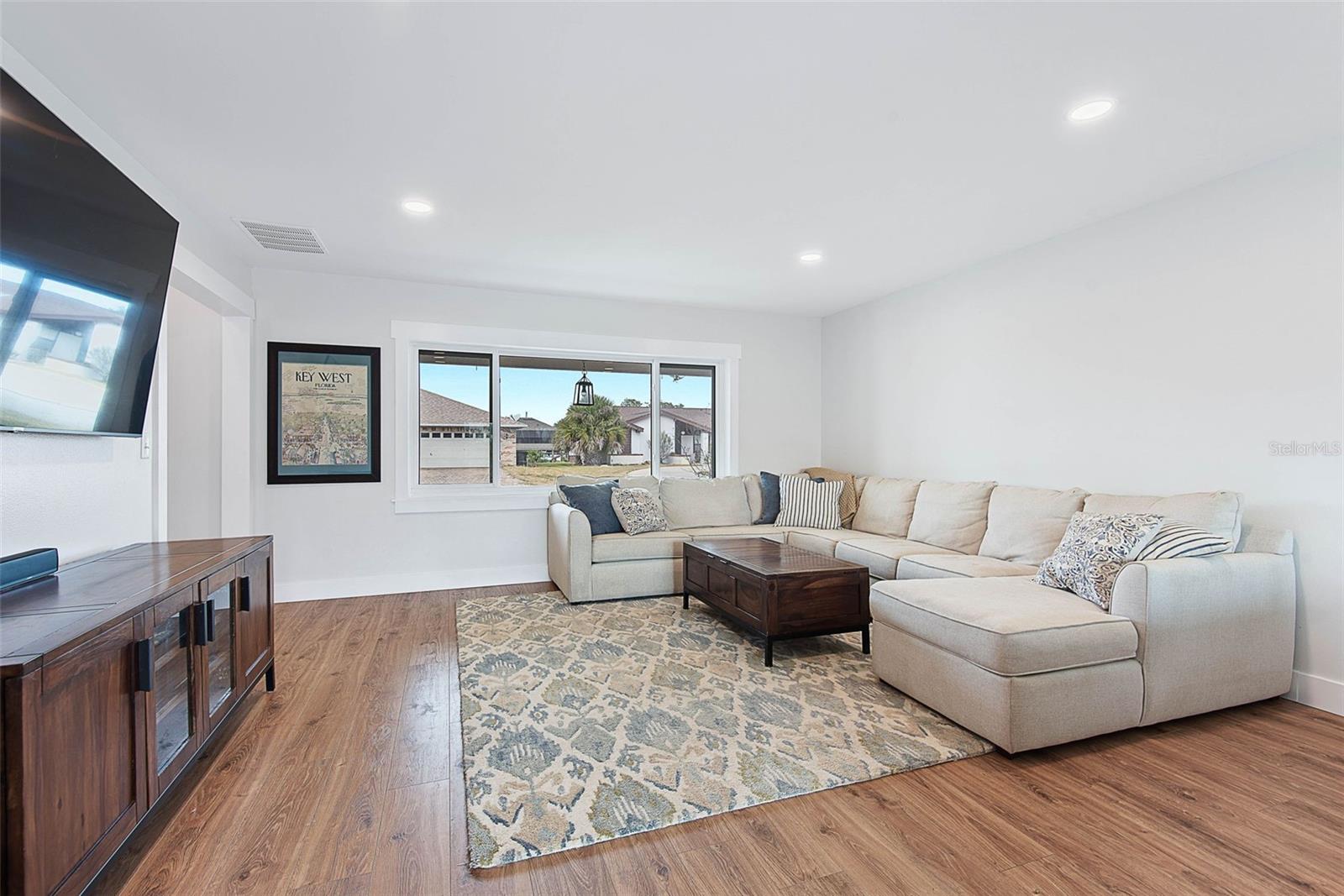 Image 9 of 100 For 15 Colony Court