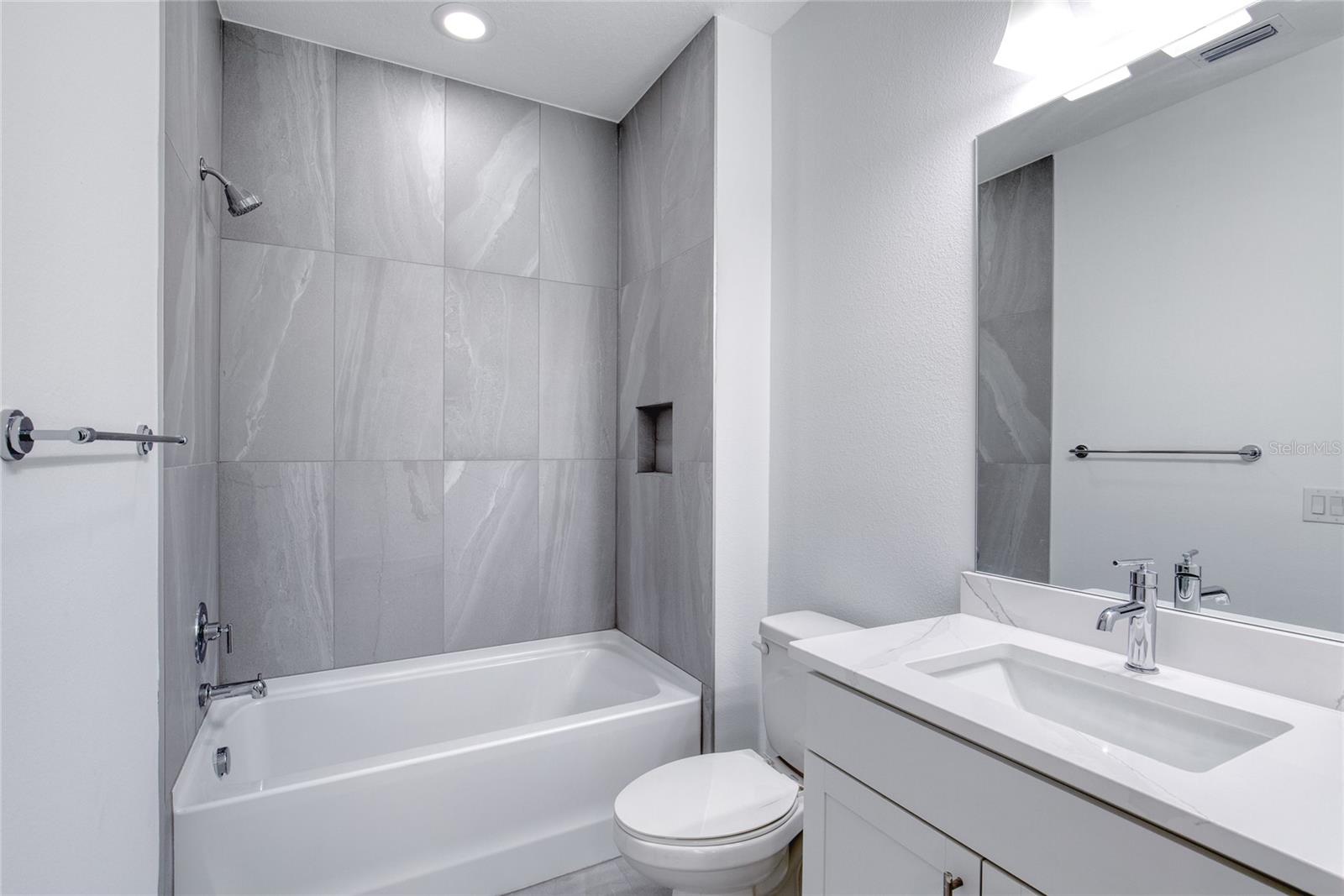 Image 20 of 100 For 672 Hang Loose Way