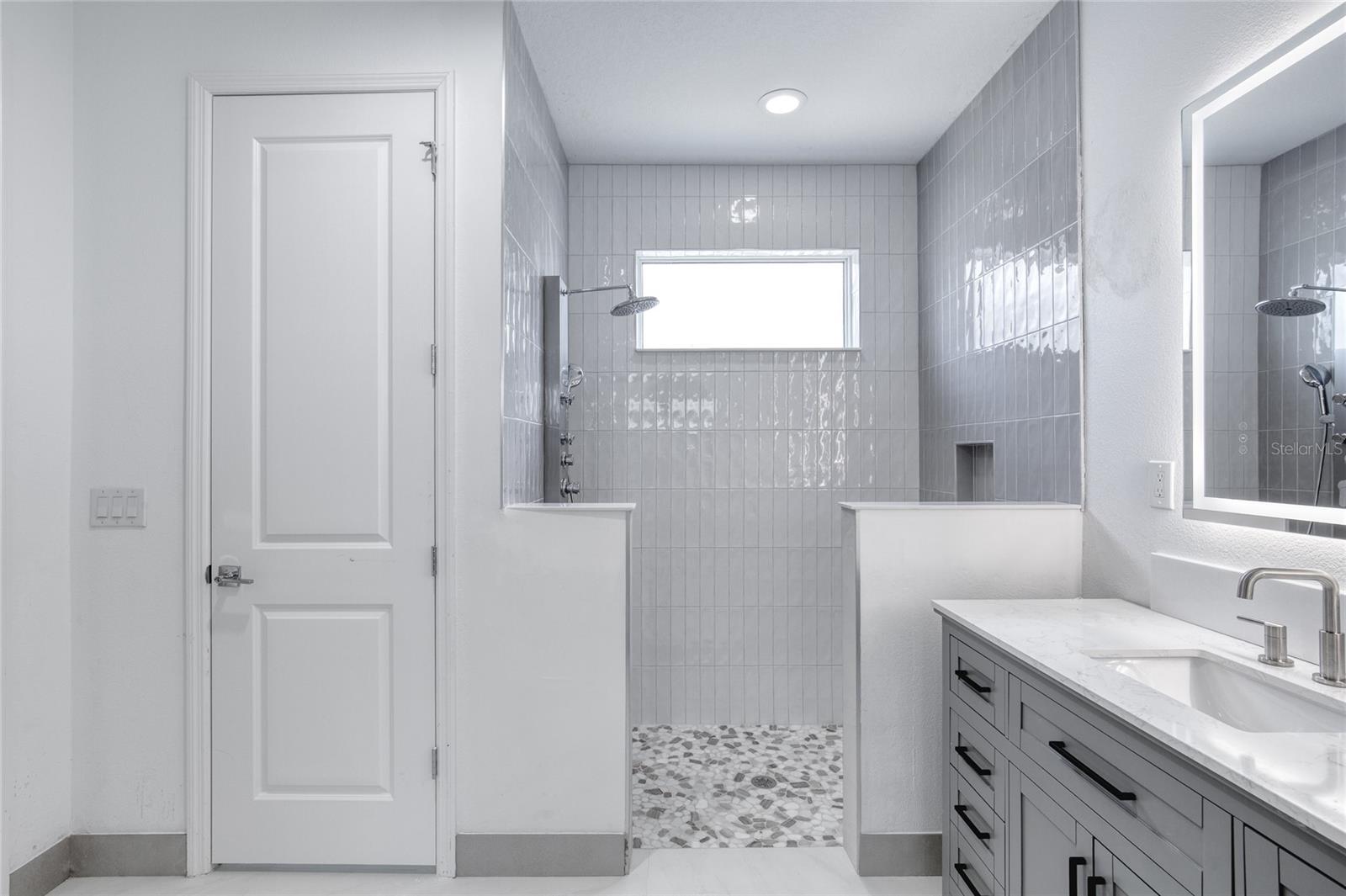 Image 38 of 100 For 672 Hang Loose Way