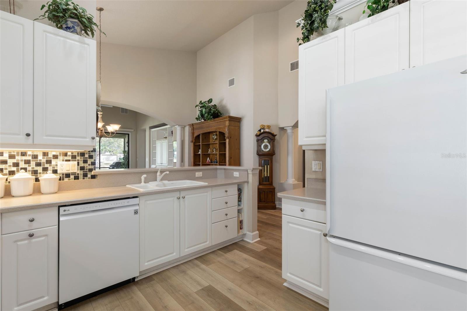 Image 18 of 77 For 10 River Park Drive N