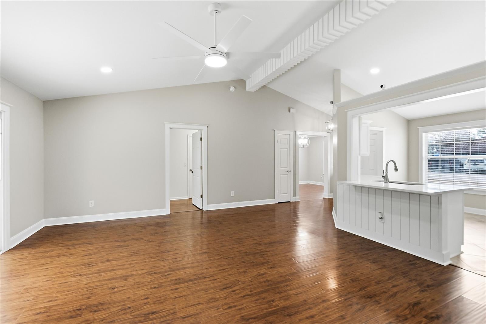 Image 14 of 51 For 2143 Hovington Circle E