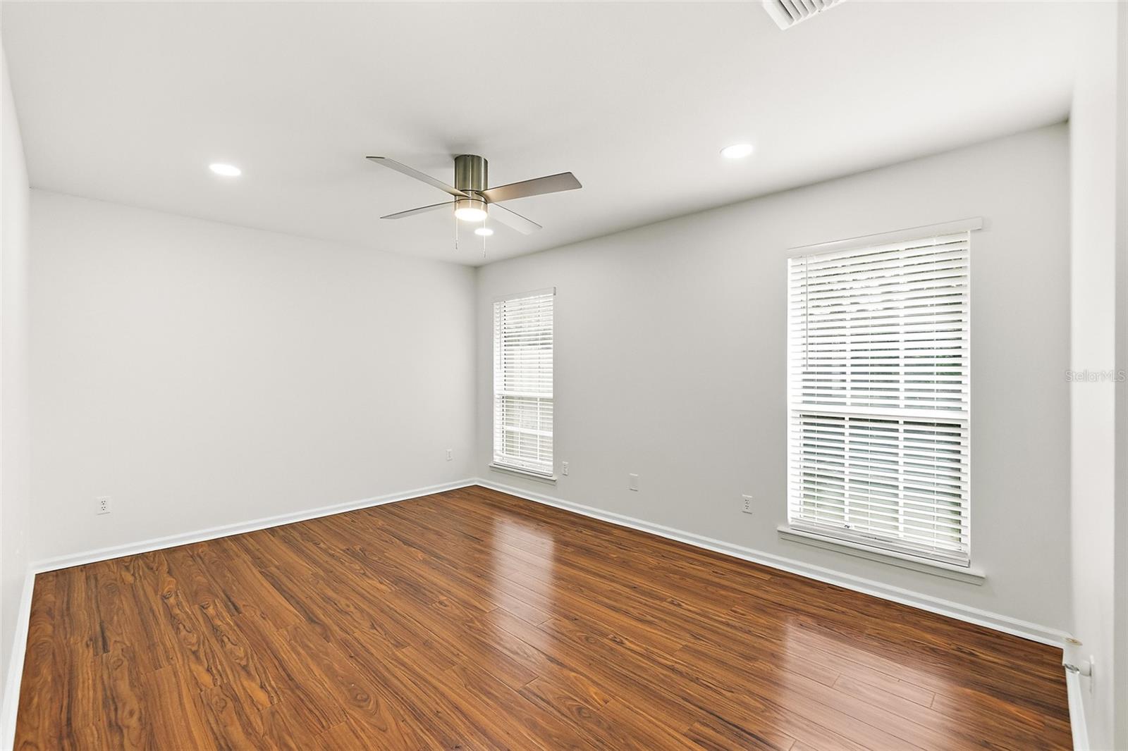 Image 17 of 51 For 2143 Hovington Circle E