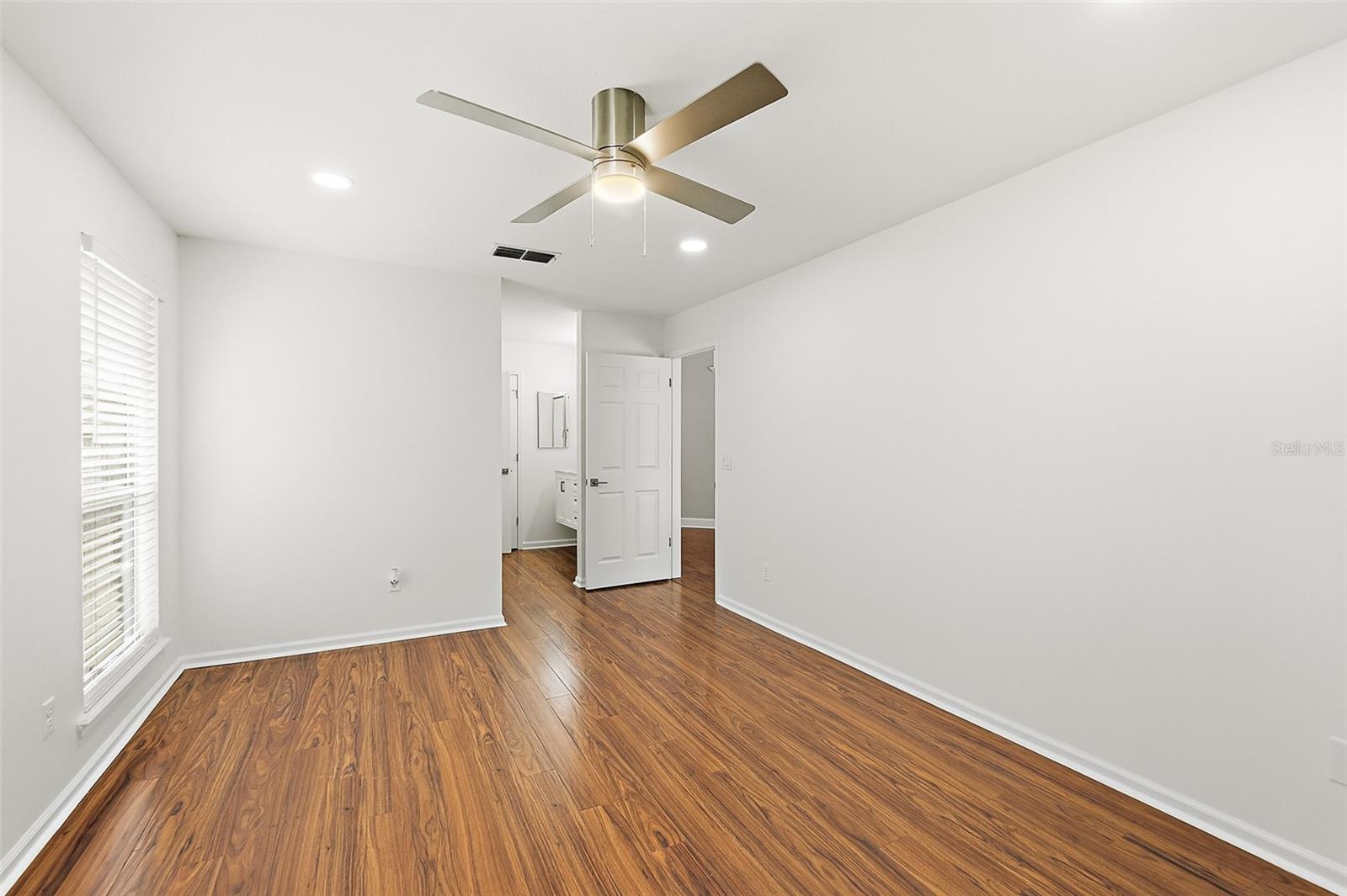 Image 18 of 51 For 2143 Hovington Circle E