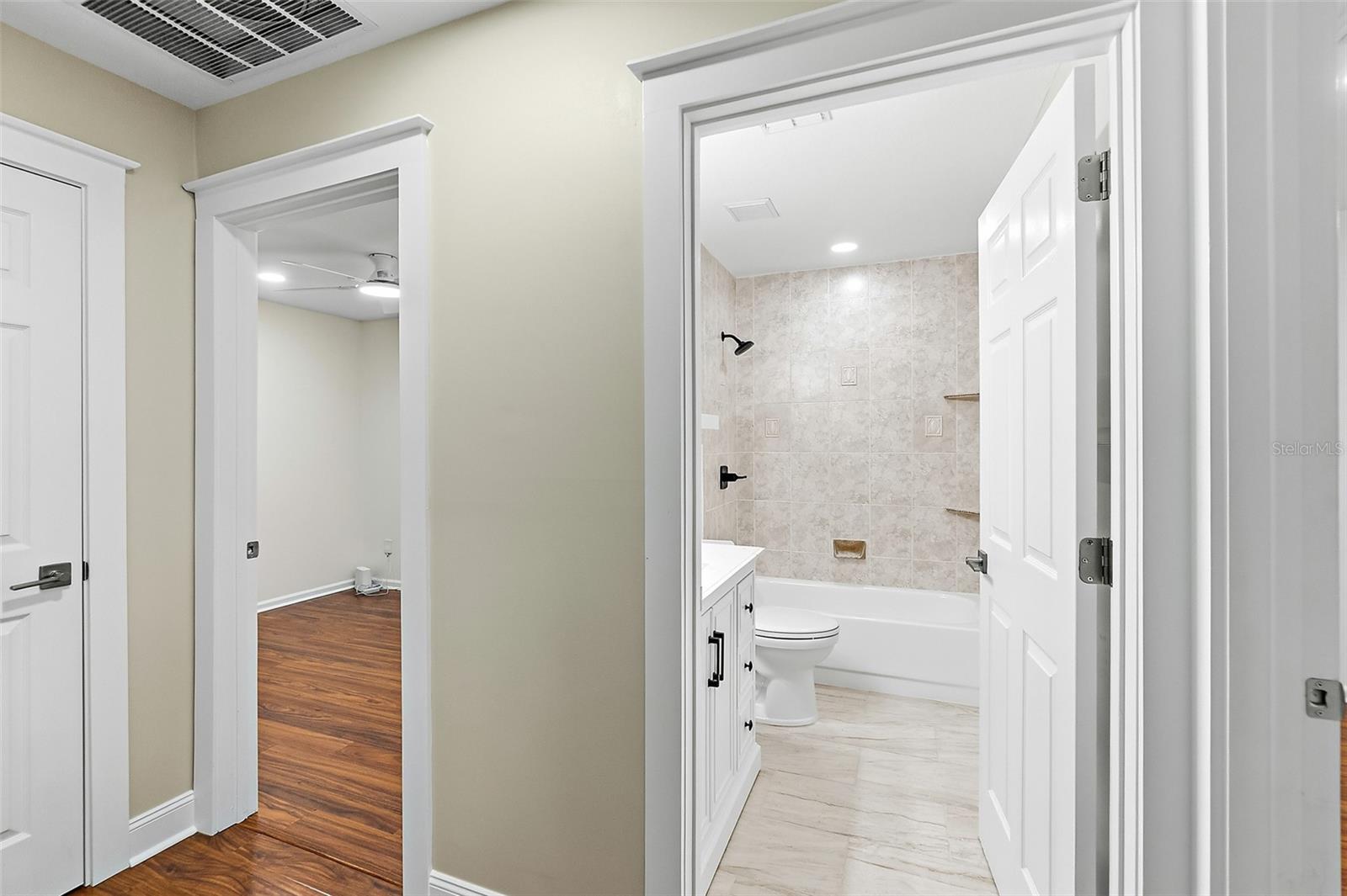 Image 22 of 51 For 2143 Hovington Circle E