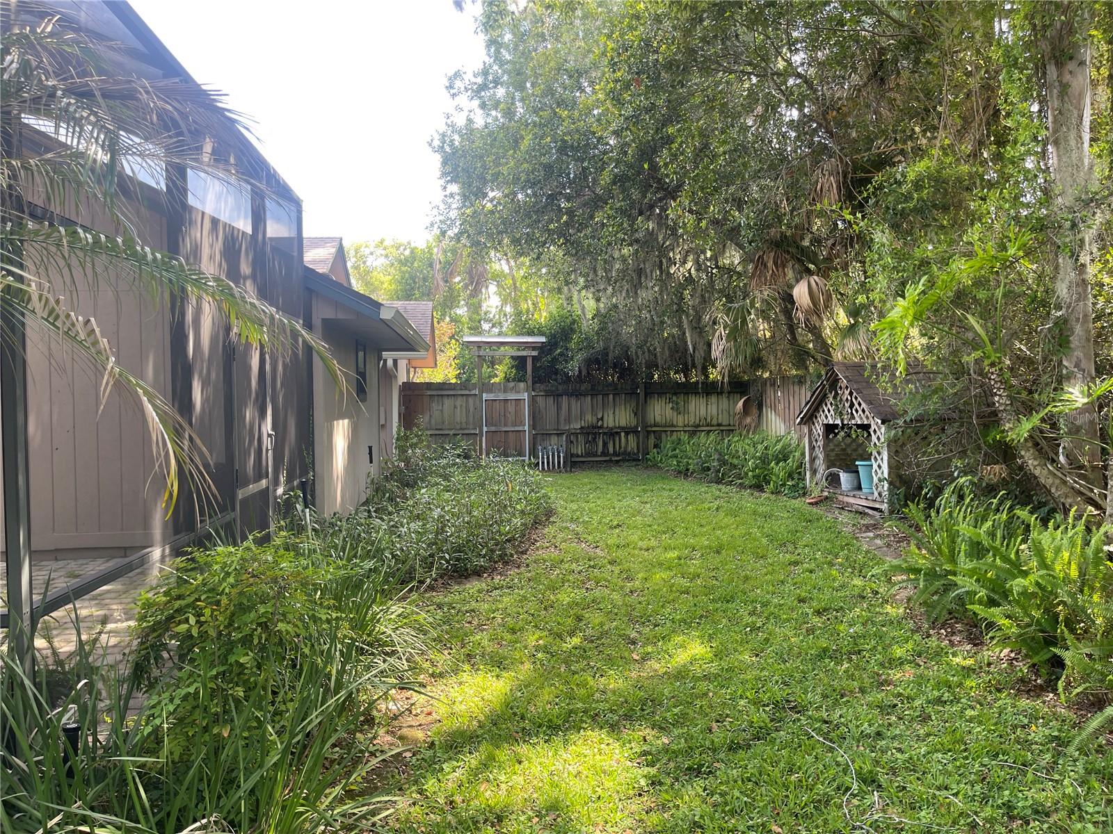 Image 24 of 36 For 731 Roberts Avenue