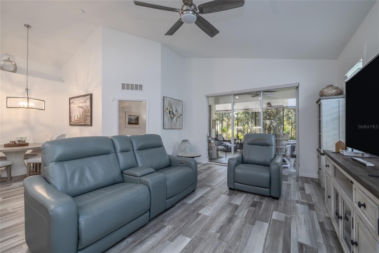 Image 11 of 33 For 124 Raintree Circle