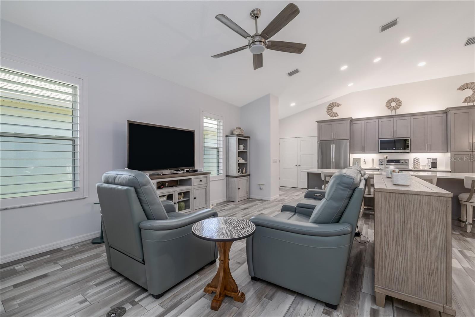 Image 13 of 33 For 124 Raintree Circle