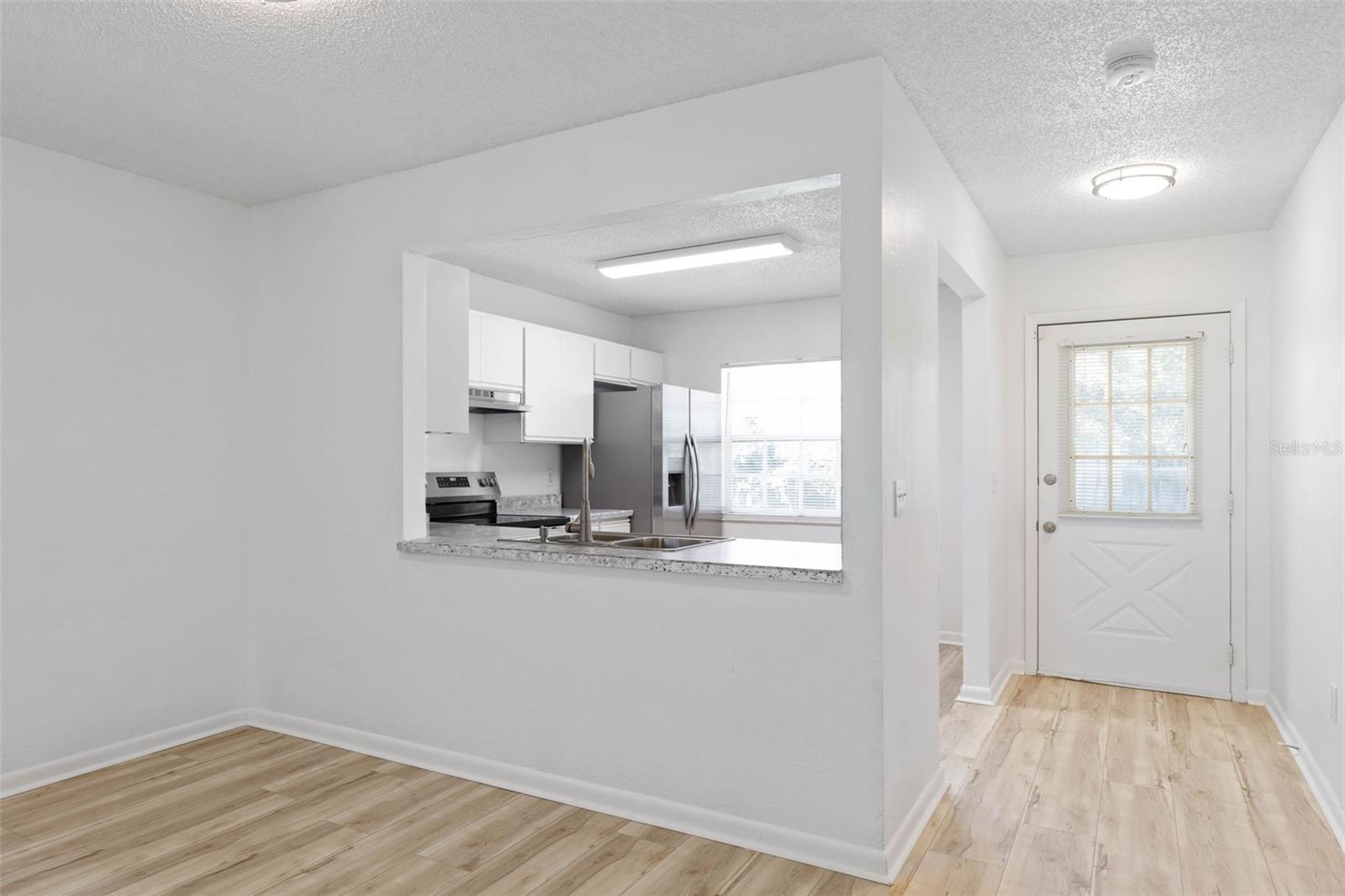 Image 11 of 47 For 24 Kings Colony Court