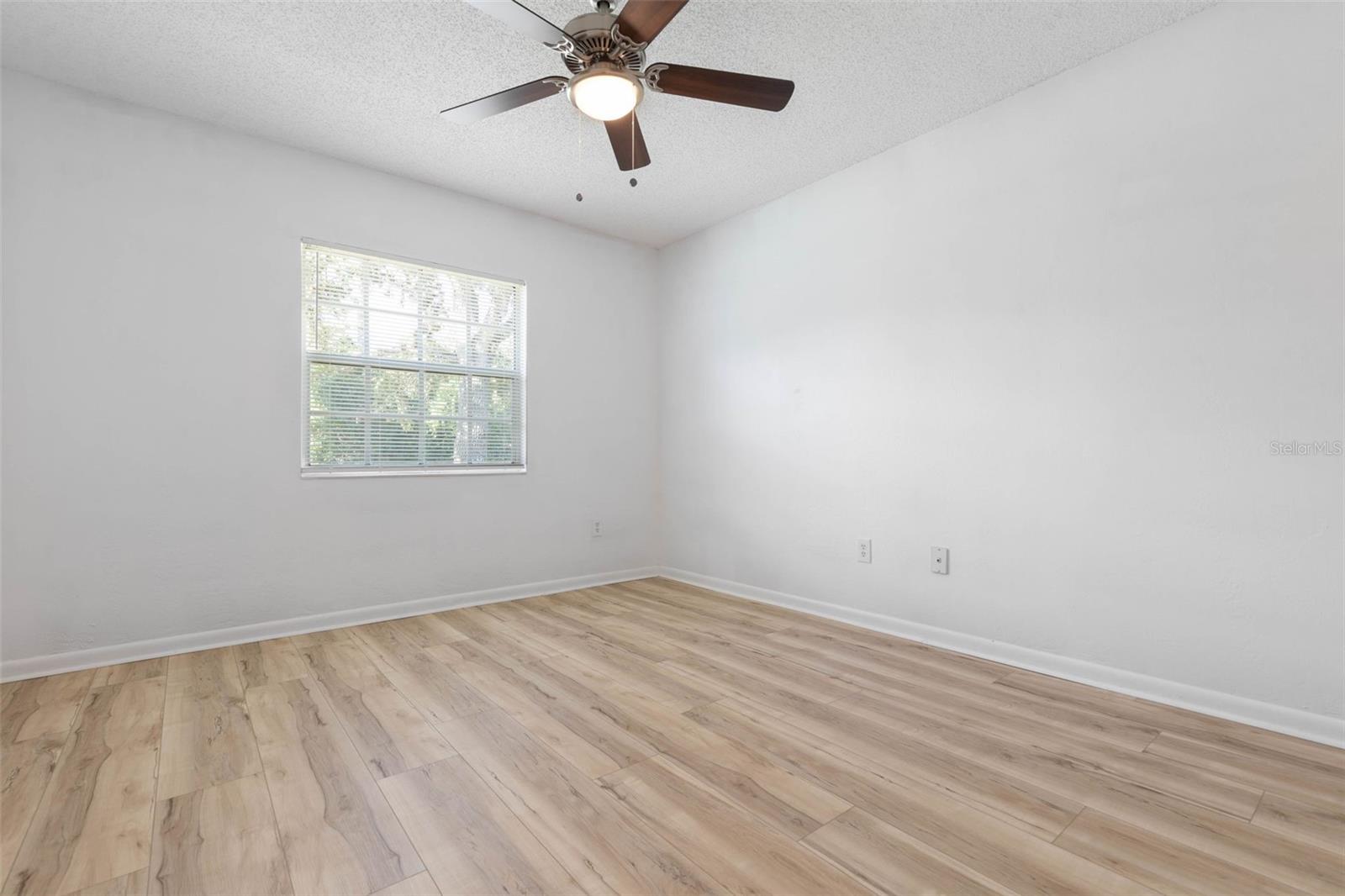 Image 25 of 47 For 24 Kings Colony Court